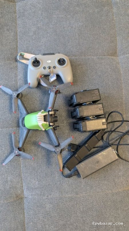 DJI FPV dron + ovládač + 3 batérie + nabíjačka